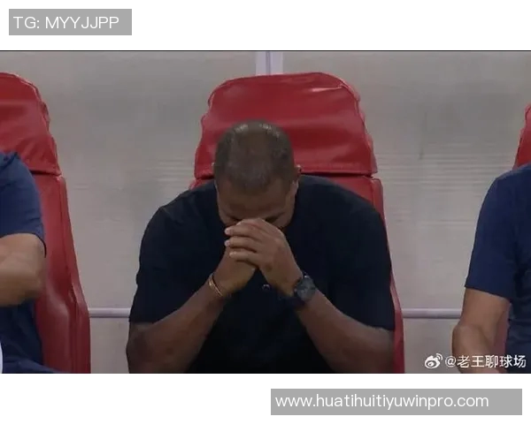 印尼主帅克鲁伊维特赛后情绪失控怒砸椅子眼眶泛红引发关注